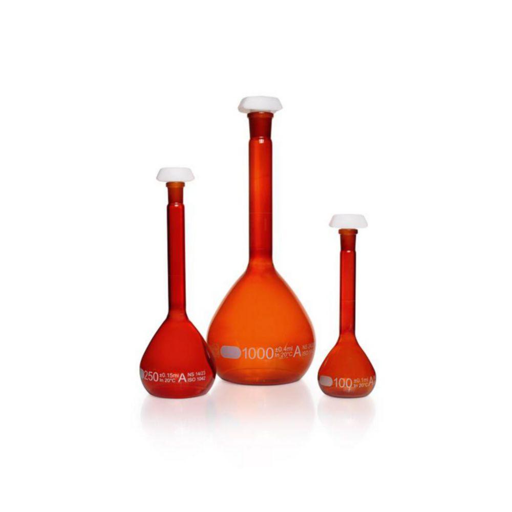 DWK Duran 500 mL Amber Volumetric Flask, Class A, White Graduation, Individual Certificate, Polyethylene Stopper NS 19/26​